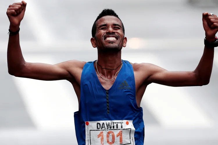 Dawitt Amdasu: atleta da Etiópia cruza a linha de chegada da São Silvestre (Leonardo Benassatto/Reuters)