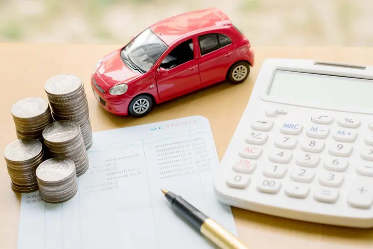 Miniatura de carro e coluna de moedas: a partir desse ano é obrigatório informar o número do Renavam do carro (Photobuay/Thinkstock)