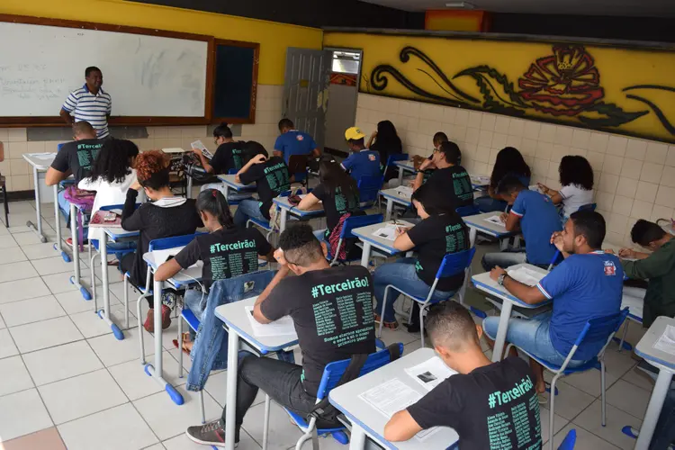 Sala de aula na Bahia: avaliação melhorou para o 5º ano, mas não tanto no 9º (Suami Dias/ GOVBA via Fotos Públicas/Divulgação)