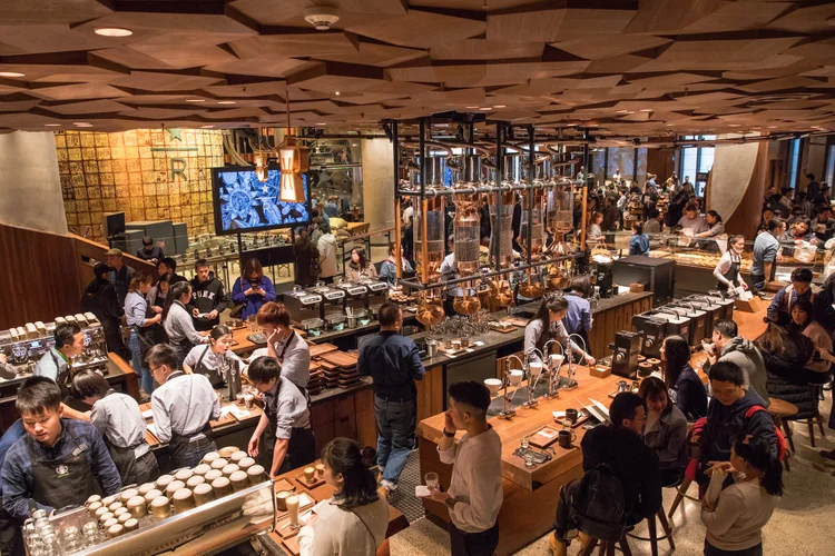 Clientes na loja premium da Starbucks em Xangai, na China (Joshua Trujillo/Starbucks/Divulgação)