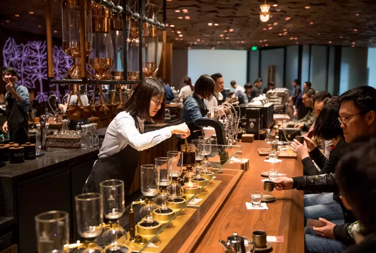 A partner makes a siphon brew in the new Starbucks Roastery in Shanghai, China. Photographed on Friday, December 1, 2017.  (Joshua Trujillo, Starbucks) (Joshua Trujillo/Starbucks/Divulgação)