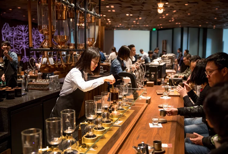 A partner makes a siphon brew in the new Starbucks Roastery in Shanghai, China. Photographed on Friday, December 1, 2017.  (Joshua Trujillo, Starbucks) (Joshua Trujillo/Starbucks/Divulgação)