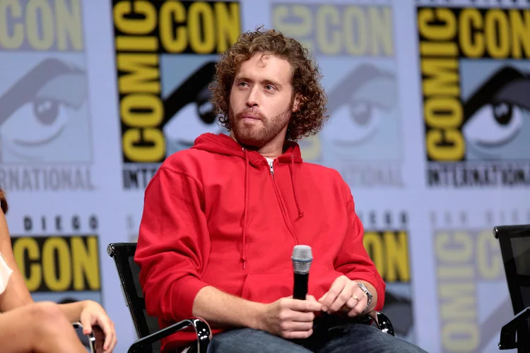 TJ Miller e sua esposa, a atriz Kate Gorney, negaram a acusação (Gage Skidmore/Wikimedia Commons)