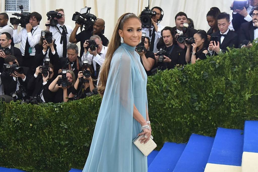Jennifer Lopez anuncia sua primeira linha de maquiagem