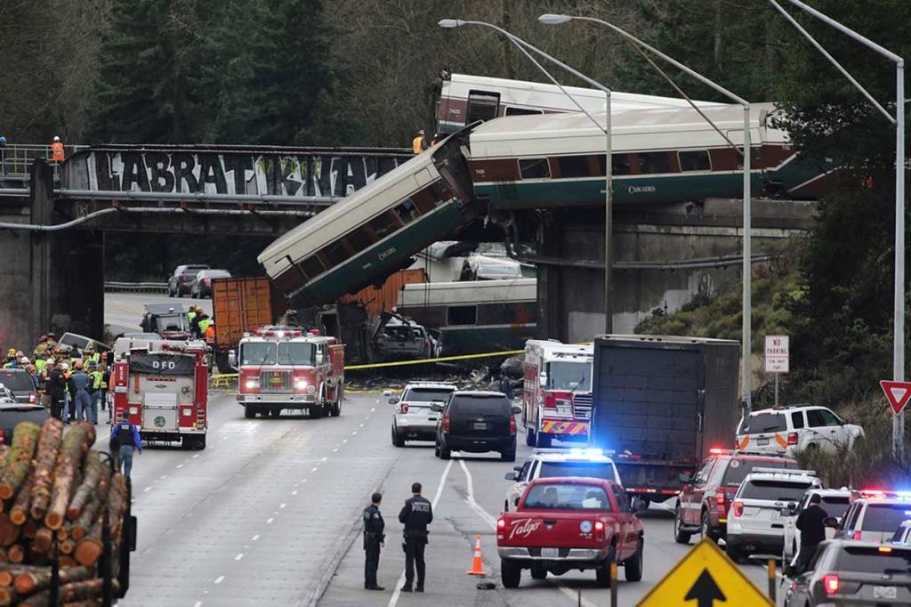 Acidente nos EUA: ao todo, setenta e oito passageiros e cinco comissários estavam no trem (Steve Dipaola/Reuters)