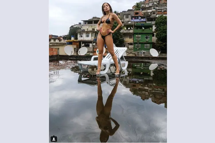 Anitta: comerciantes já estão vendendo o biquíni de fita adesiva no comércio popular (Instagram Anitta/Reprodução)