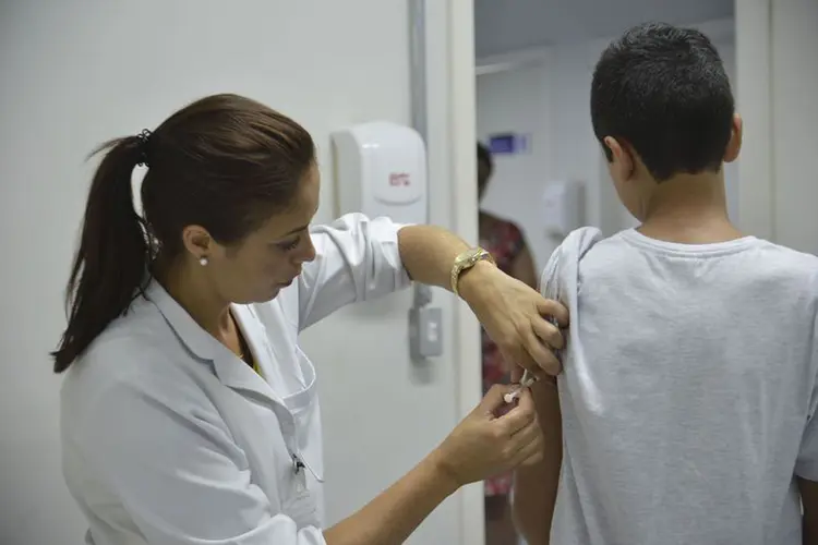 Vacinação contra febre amarela: casos da doença chegaram a 25 no RJ (Rovena Rosa/Agência Brasil)