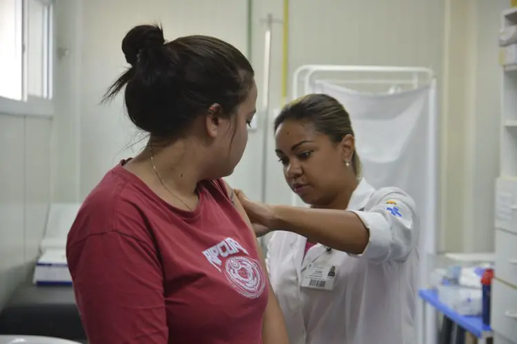Vacina de febre amarela: de acordo com a prefeitura, houve uma mudança de estratégia, já que o número de imunizados na zona norte ficou abaixo da meta (Rovena Rosa/Agência Brasil)