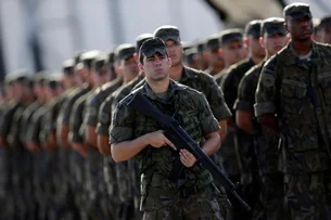 Exército reduz de 5 para 1 o total de fuzis que PMs podem 'ter em casa'