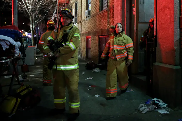 Incêndio em Nova York: Chamas se alastraram em um edifício de apartamentos perto do zoológico do Bronx (Amr Alfiky/Reuters)