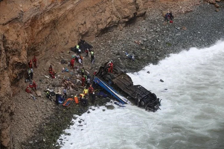 Queda de ônibus no Peru: Socorristas tentaram retirar todos os corpos das ferragens antes da maré subir (Guadalupe Pardo/Reuters)