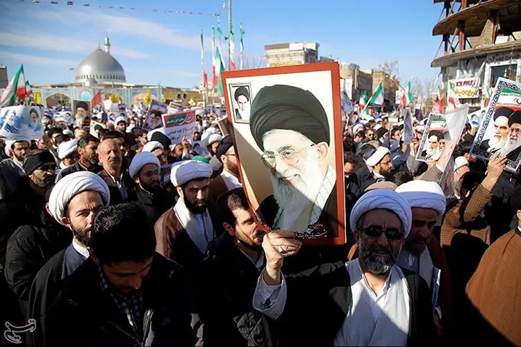 Protestos pró-governo no Irã: imprensa estatal mostrou imagens de atos em Tabriz e Kerman (Tasnim News Agency/Reuters)