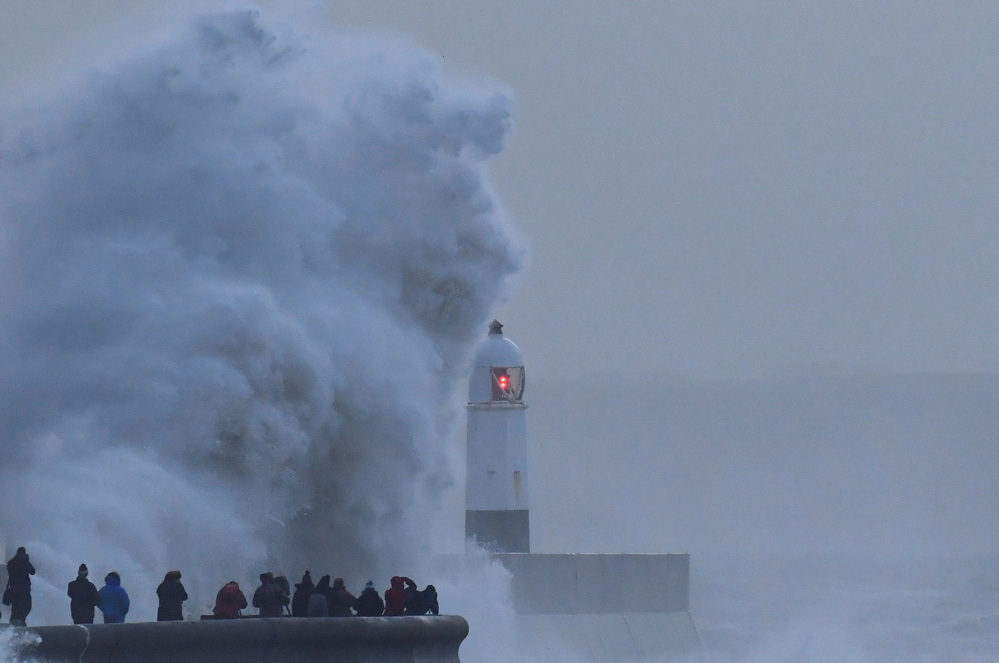 Tempestade Eleanor deixa Irlanda e França sem energia