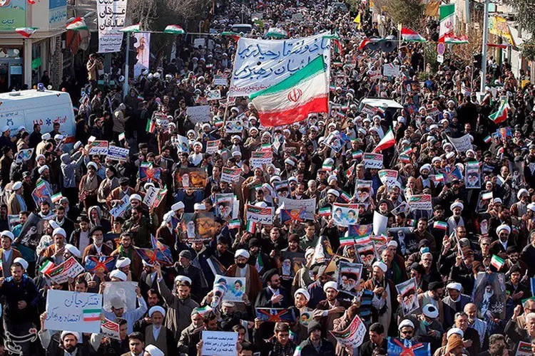 Irã: grandes multidões que apoiam o governo e o Líder Supremo, aiatolá Ali Khamenei, foram mostradas em cidades pelo país (Tasnim/Reuters)