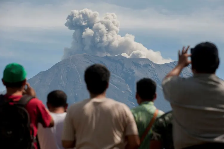 Vulcão Agung está localizado no leste de Bali, longe da maioria das atrações turísticas (Nyoman Budhiana/Reuters)