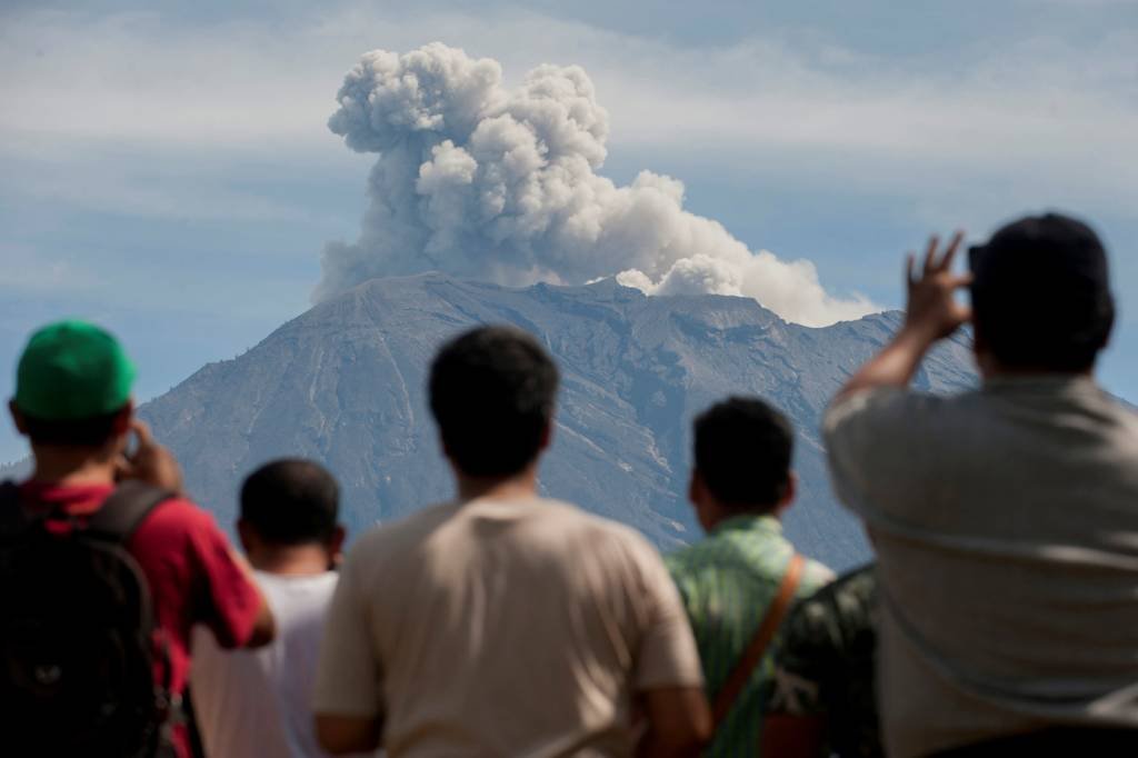 Vulcão Agung expele cinza e lava na ilha de Bali