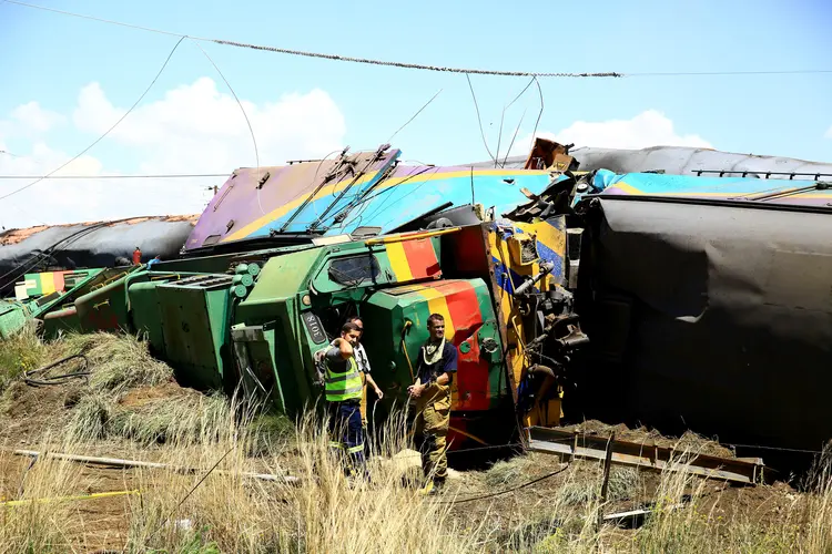 Acidente de trem na África do Sul: Número de mortos pode aumentar à medida que avancem os trabalhos de resgate (Stringer/Reuters)