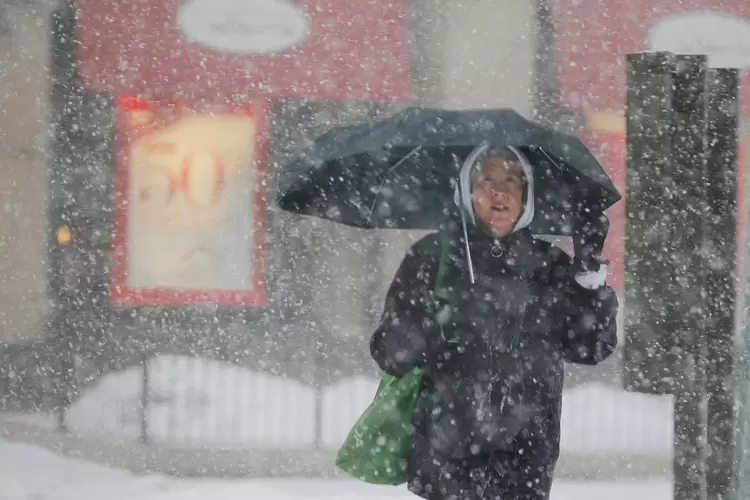 Nevasca nos EUA levou ao cancelamento de milhares de voos, fechou escolas e empresas e gerou temores de falta de energia e alagamentos (Brian Snyder/Reuters)