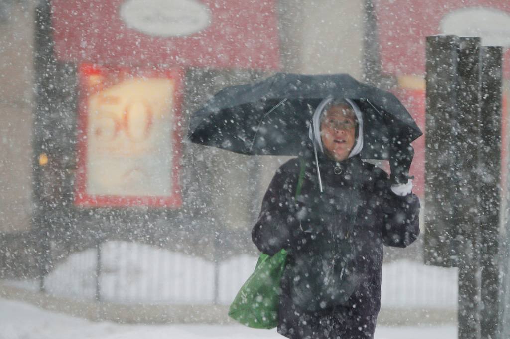 Parte dos EUA enfrenta onda de neve que já matou ao menos 17