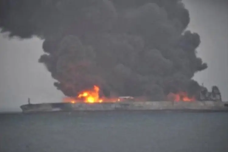 Incêndio em navio petroleiro: extensão dos danos ambientais e o tamanho do derramamento de petróleo do navio não eram conhecidos até o momento (China Central Television/Reuters)
