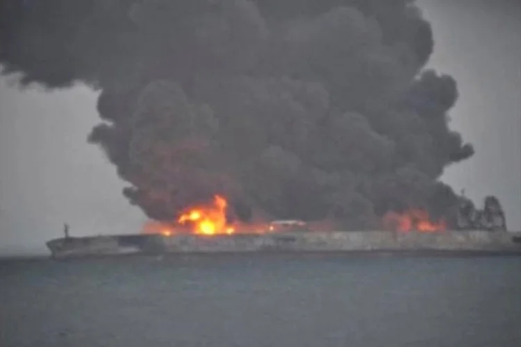 Incêndio em navio petroleiro: extensão dos danos ambientais e o tamanho do derramamento de petróleo do navio não eram conhecidos até o momento (China Central Television/Reuters)