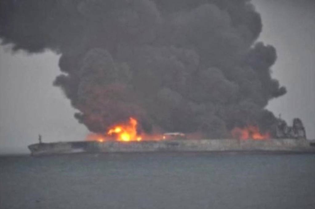 Explosão sacode petroleiro iraniano em chamas na China