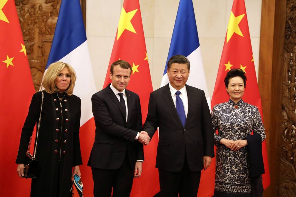 Em visita à China, Macron pede parceria sobre clima e África