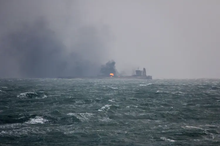 IncÇêchamas forçavam uma equipe de busca e resgate da Guarda Costeira da Coreia do Sul a manter até 4,8 quilômetros de distância do petroleiro (Foto/Reuters)