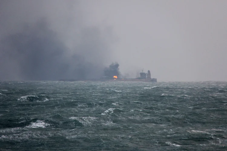 IncÇêchamas forçavam uma equipe de busca e resgate da Guarda Costeira da Coreia do Sul a manter até 4,8 quilômetros de distância do petroleiro (Foto/Reuters)