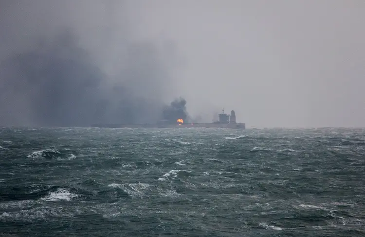 CHINA: equipes tentam conter explosão de navio que contém óleo condensado  (China's Ministry of Transport/Reuters)