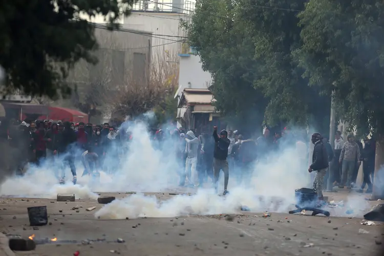 Tunísia: violentas manifestações contra o governo têm acontecido em outras cidades no país do norte da África desde segunda-feira (Zoubeir Souissi/Reuters)