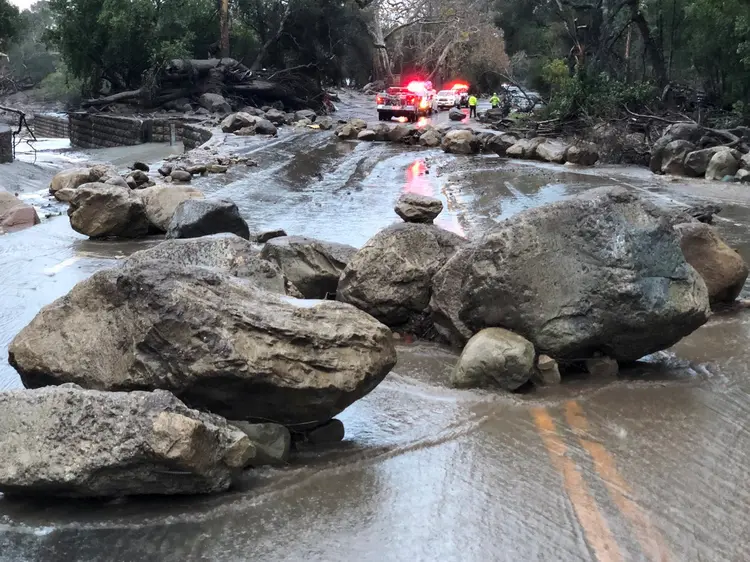 Enchentes na Califórnia: mais de 25 milímetros de chuva caíram nas últimas horas na região (Mike Eliason/Santa Barbara County Fire Department/Reuters)