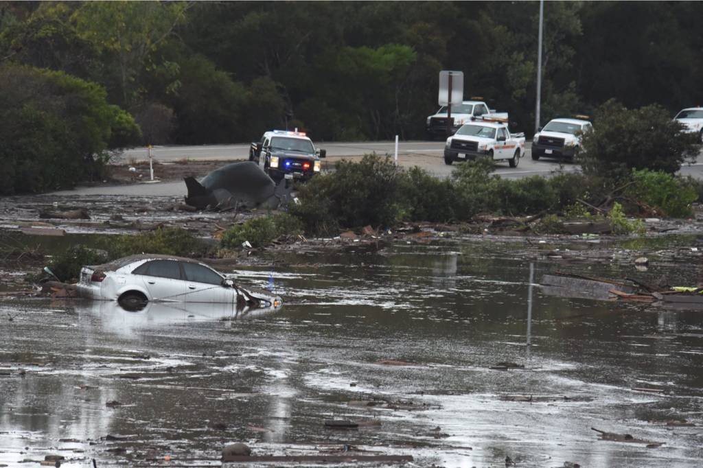 Sobe para 15 o número de mortos em enchentes na Califórnia