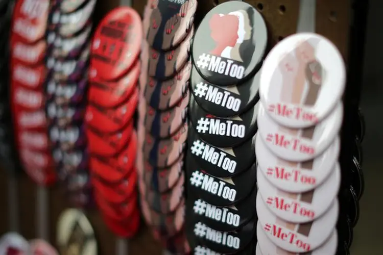 Itens do movimento contra assédio sexual #MeToo são vendidos durante protesto em Hollywood, Estados Unidos (Lucy Nicholson/Reuters)