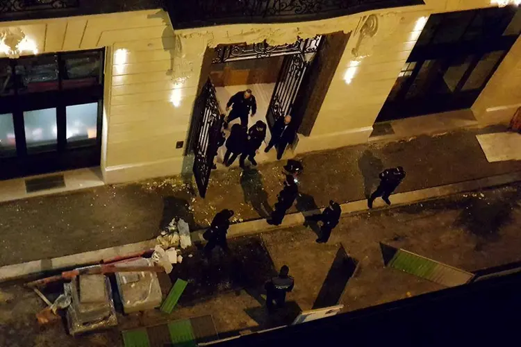 Hotel Ritz: no início da noite de quarta, cinco homens encapuzados invadiram o luxuoso hotel situado na Praça Vendôme (Foto/Reuters)