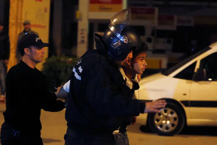 Tunísia: enfrentamentos com as forças de segurança pioram depois que um homem de 55 anos morreu na segunda à noite durante uma repressão policial (Zoubeir Souissi/Reuters)