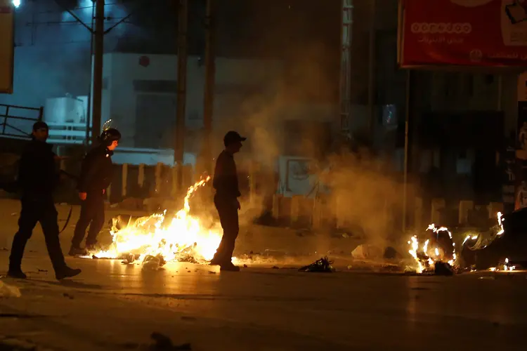 Tunísia: protestos degeneraram em distúrbios na segunda-feira à noite, especialmente em Túnis e Teburba, a oeste da capital (Zoubeir Souissi/Reuters)
