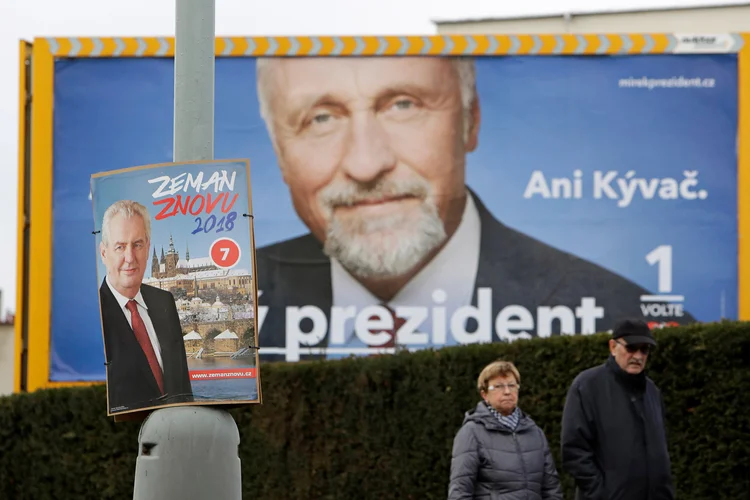 Eleições tchecas: pesquisas mostram Zeman com 32% das intenções de voto, frente ao 21% do independente Jiri Drahos (David W Cerny/Reuters)