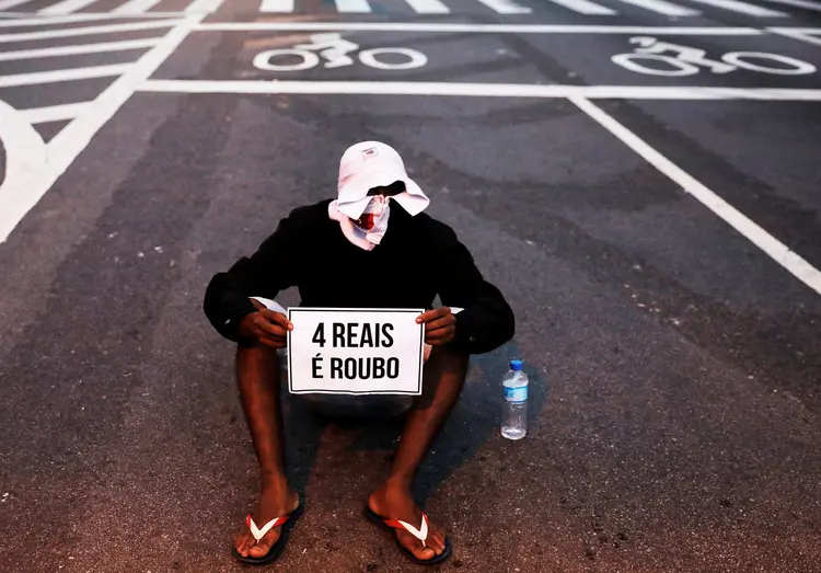 Protestos contra aumento da tarifa: "A cada vez que a tarifa sobe, aumenta o número de pessoas excluídas do transporte coletivo" (Nacho Doce/Reuters)