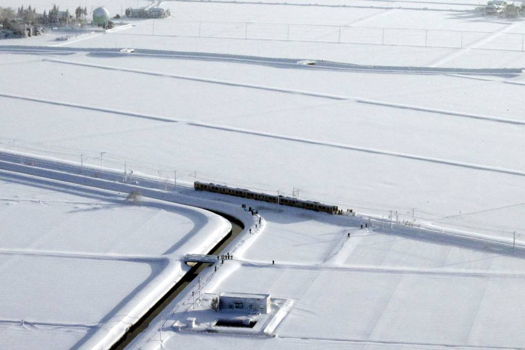 Neve aprisiona centenas de pessoas por 15 horas em trem no Japão
