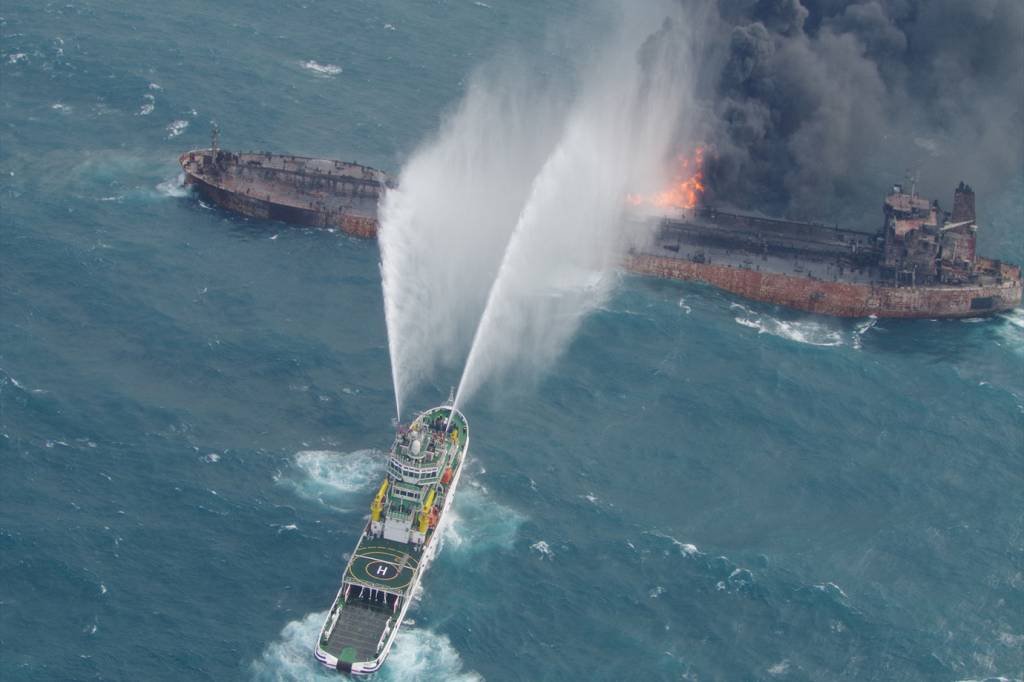 Ventos deslocam navio petroleiro em chamas para águas do Japão