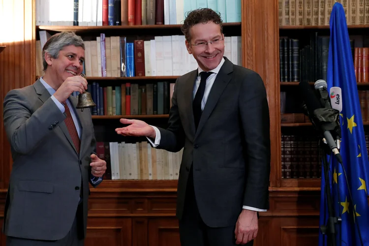 Mário Centeno, esquerda, se disse "profundamente motivado" para ocupar o cargo que coordena todos os ministros de Finanças da zona do euro (Gonzalo Fuentes/Reuters)