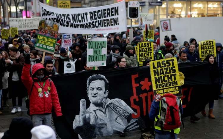 Protestos em Viena: Cerca de 20 mil pessoas protestaram contra partido fundado por ex-nazistas (Heinz-Peter Bader/Reuters)