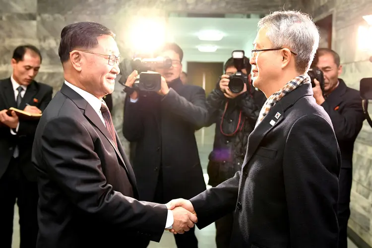 Coreias: encontro começou por volta das 10h11 (horário local sul-coreano, 23h11 de domingo em Brasília) (Foto/Reuters)