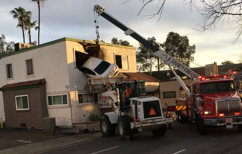 Carro "voa" e fica preso no 1º andar de prédio nos EUA