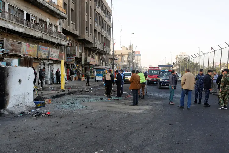 Ataque no Iraque: terroristas detonaram as cargas que levavam de forma sequencial perto de um grupo de trabalhadores (Khalid al Mousily/Reuters)
