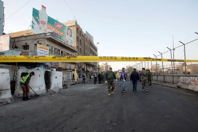 Iraque: terroristas detonaram as cargas que levavam de forma sequencial junto a um grupo de trabalhadores que estava na praça (Khalid al Mousily/Reuters)