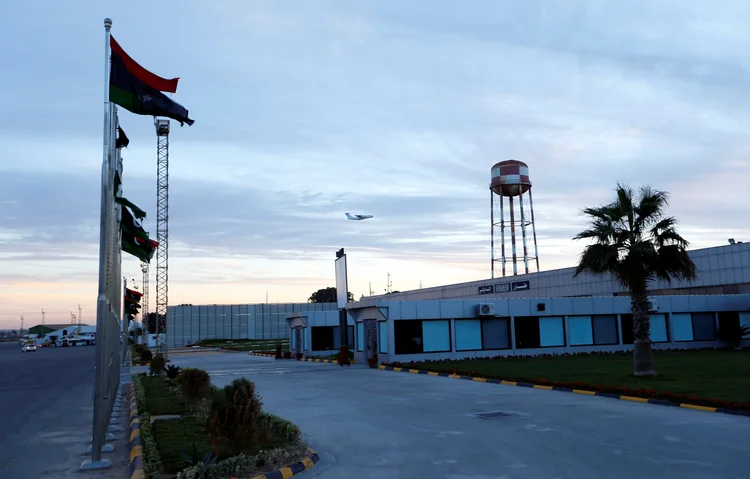 Aeroporto de Tripoli: grupo armado lançou "um ataque" contra o aeroporto (Ismail Zitouny/Reuters)