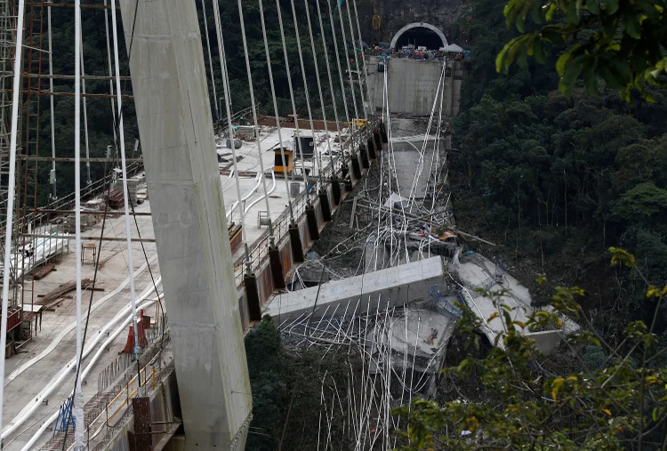 Colapso de ponte: a causa do colapso, que fez com que pedaços da ponte caíssem no canyon abaixo, está sendo investigada (Jaime Saldarriaga/Reuters)