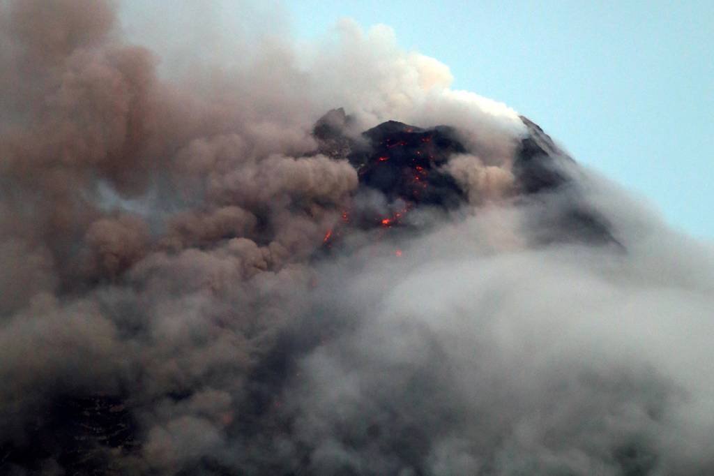 Vulcão expele lava e evacuados já passam de 15 mil nas Filipinas